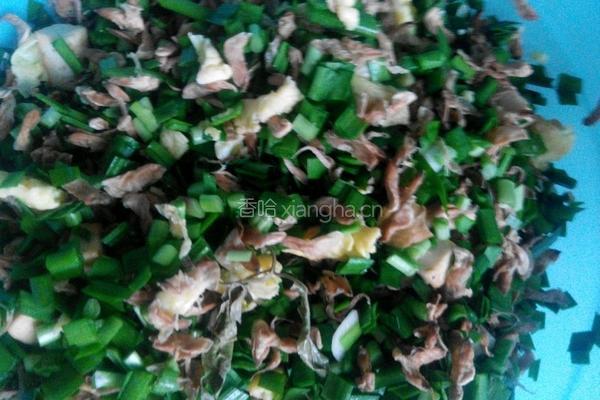 槐花韭菜鸡蛋包子的做法图解2