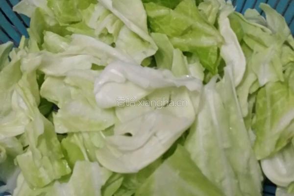 干煸虾皮炒卷心菜的做法图解1