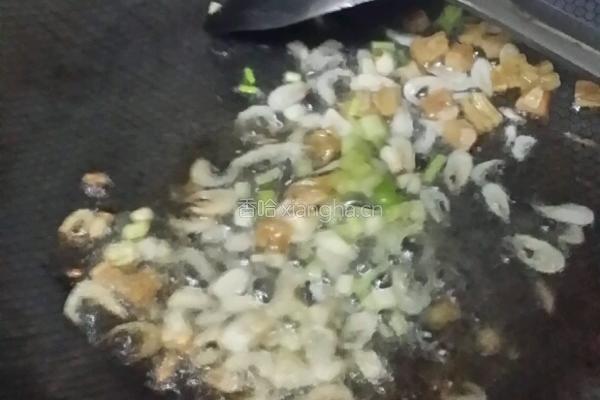 干煸虾皮炒卷心菜的做法图解5