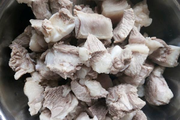 土豆烧排骨的做法图解1