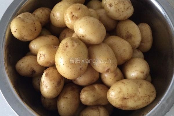 麻辣酱小土豆的做法图解1