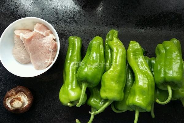 虎皮肉末青椒的做法图解1
