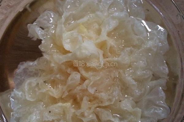 银耳骨头汤的做法图解2