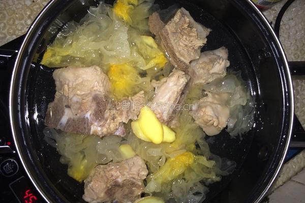 银耳骨头汤的做法图解3