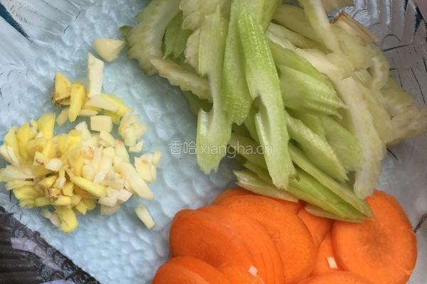 贝肉炒乌冬面的做法图解3