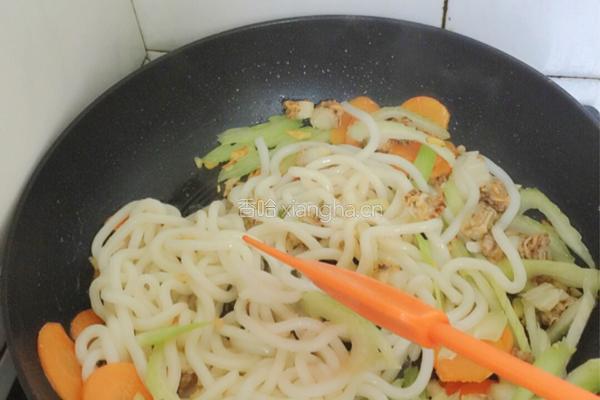 贝肉炒乌冬面的做法图解6