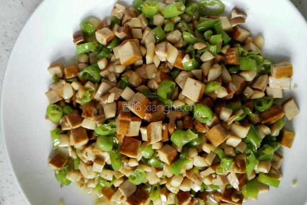 鸡腿菇炒香干的做法图解5