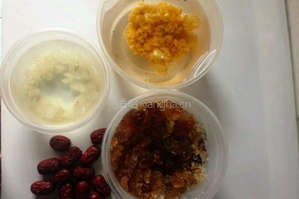 糯耳雪莲子桃胶养颜汤的做法图解2
