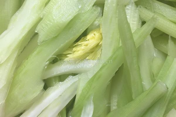 西芹百合炒腰果的做法图解1