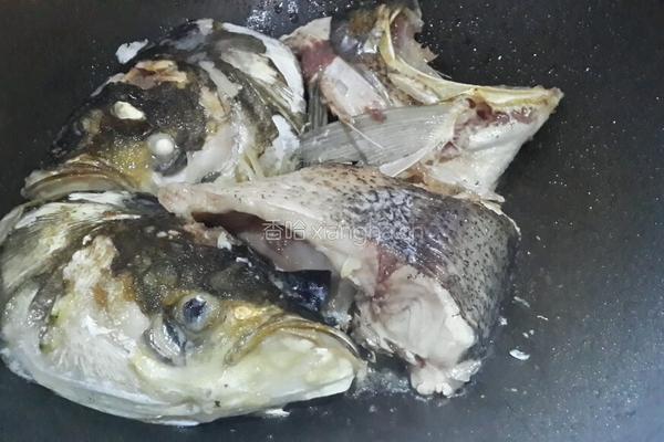 鱼头豆腐汤的做法图解2