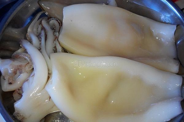 酥香鱿鱼圈的做法图解2