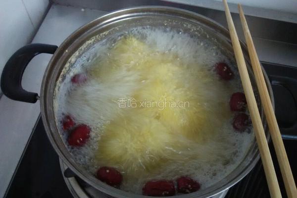 小米红枣苹果粥的做法图解2