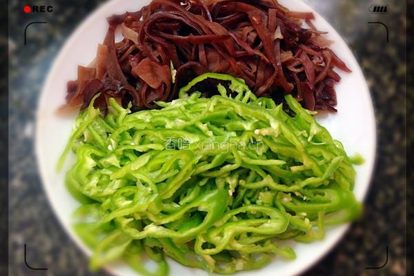 青椒肉丝的做法图解1