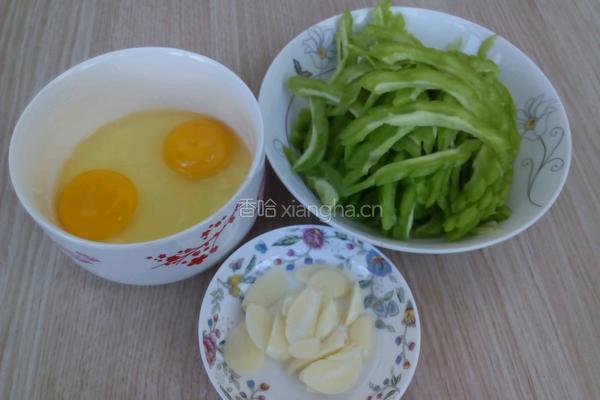 苦瓜炒鸡蛋的做法图解2