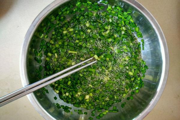 韭菜鸡蛋饼的做法图解2