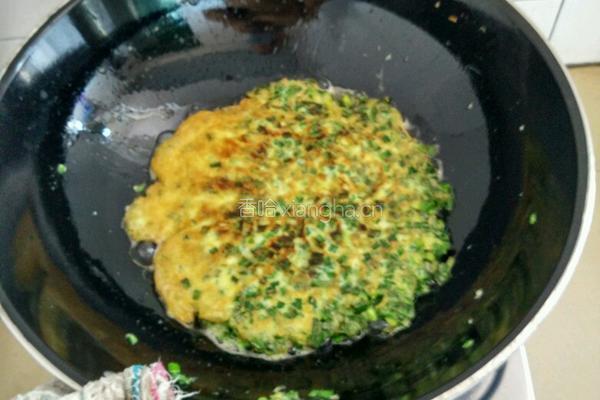 韭菜鸡蛋饼的做法图解3