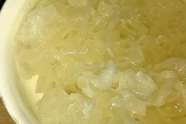 银耳莲子羹的做法图解2