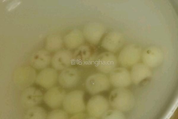 银耳莲子羹的做法图解3