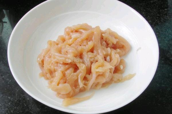 松子双椒鸡丝的做法图解2
