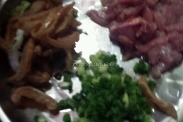 瘦肉炒面的做法图解1
