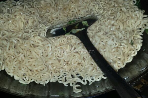 瘦肉炒面的做法图解7
