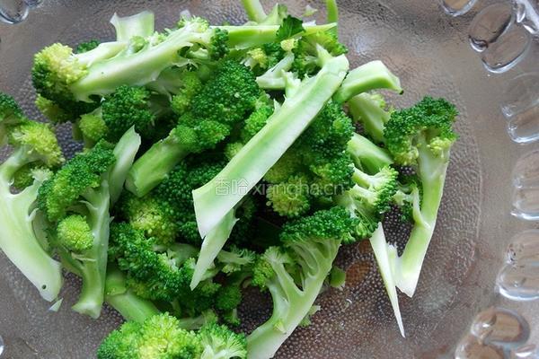 番茄炒西兰花的做法图解4