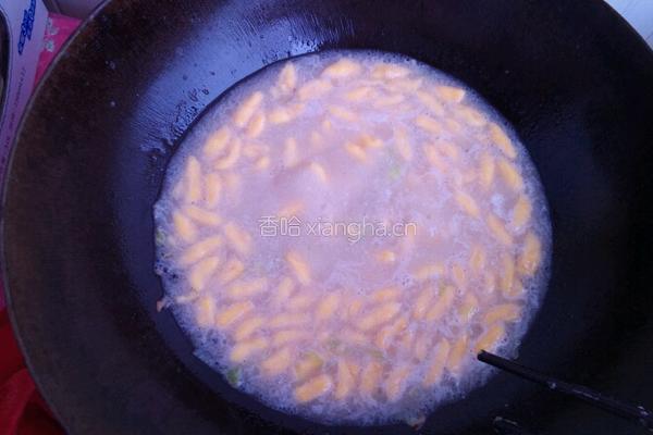 胡萝卜鸡蛋面鱼的做法图解9
