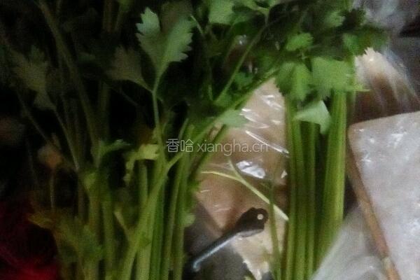 芹菜饺子的做法图解1