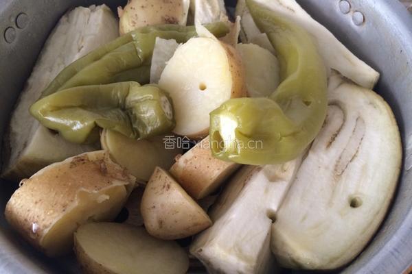 蒜泥茄子土豆的做法图解2