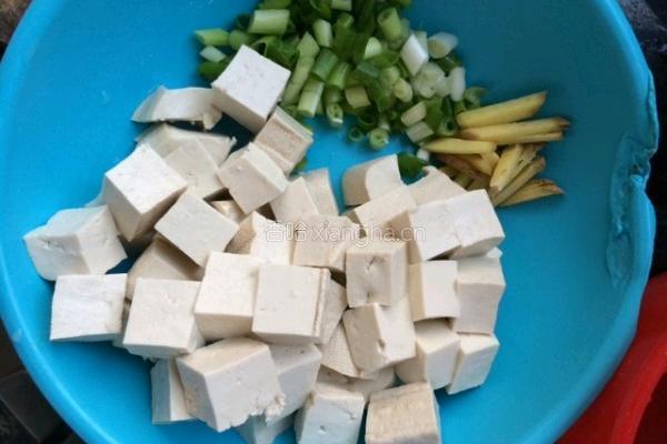 鲫鱼豆腐汤的做法图解2
