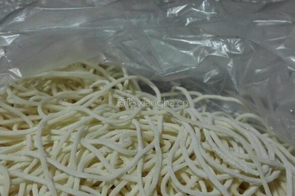 牛骨汤牛肉碎面的做法图解3