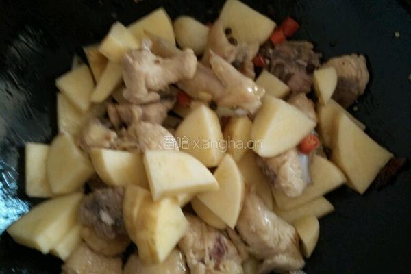 土豆烧三黄鸡的做法图解3