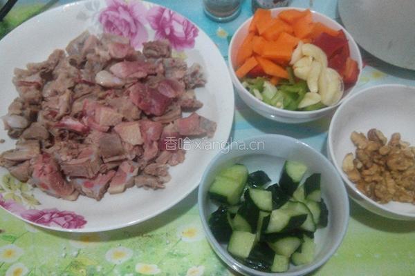 核桃干煸鸭丁的做法图解3