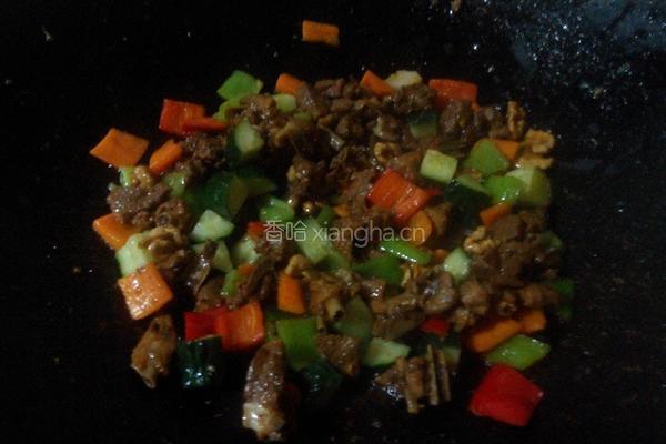 核桃干煸鸭丁的做法图解6