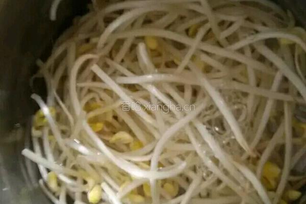 黄豆芽炒粉条的做法图解2