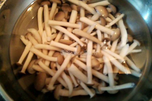 茄汁蟹味菇的做法图解2