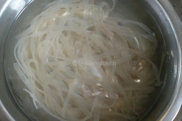 黄豆芽炒粉条的做法图解1