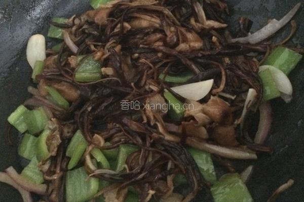 素炒小黄蘑的做法图解7