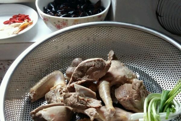 当归鸽汤的做法图解5