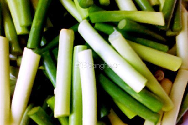 腊肉炒蒜苔的做法图解2