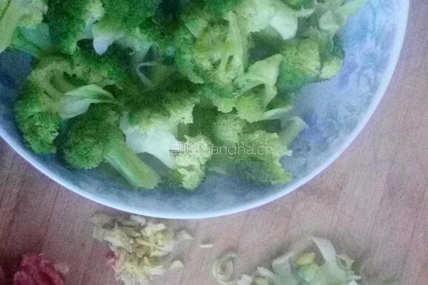 西兰花炒肉的做法图解1