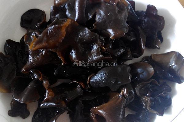 洋葱炒木耳的做法图解1
