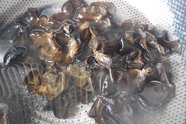 洋葱炒木耳的做法图解2