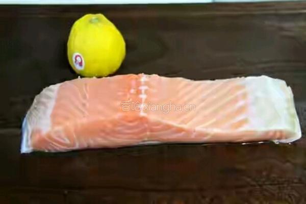 酱汁三文鱼的做法图解1