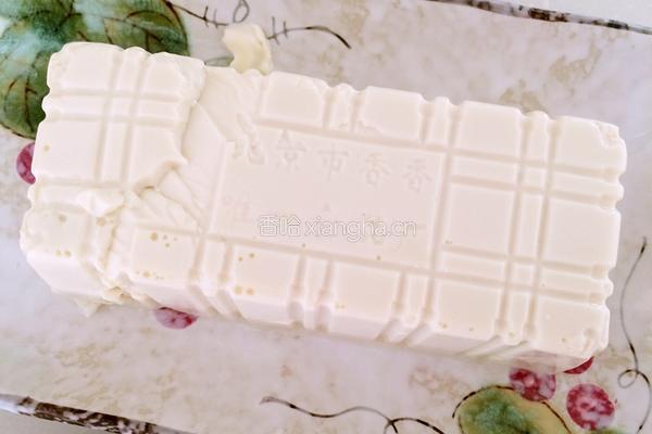 皮蛋拌豆腐的做法图解1