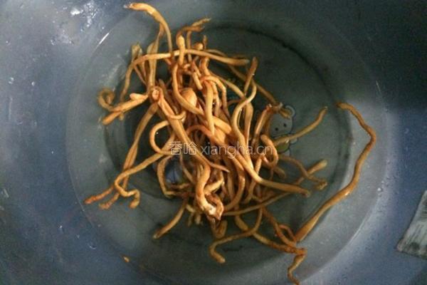 虫草花猪骨玉米汤的做法图解2