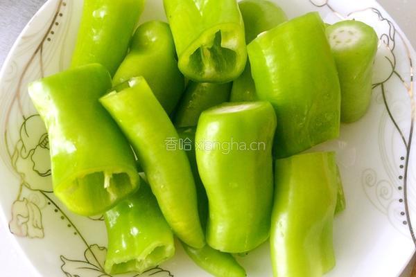 虎皮青椒的做法图解1