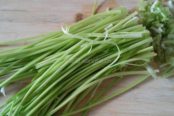 芹菜炒蛋的做法图解1