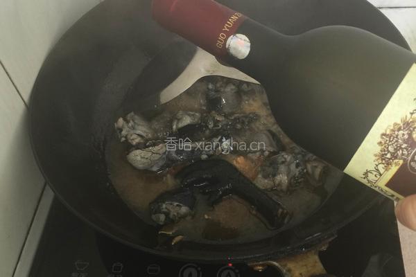 红枣枸杞酒闷乌鸡的做法图解5
