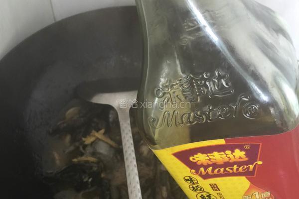 红枣枸杞酒闷乌鸡的做法图解6
